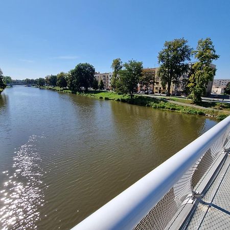 Prostorny Byt V Centru U Reky, 2 Loznice, Balkon Hradec Králové 외부 사진