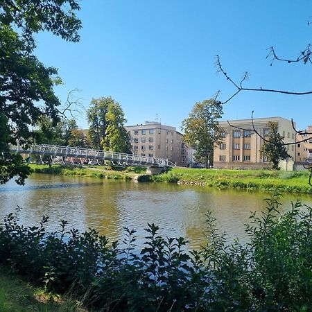 Prostorny Byt V Centru U Reky, 2 Loznice, Balkon Hradec Králové 외부 사진