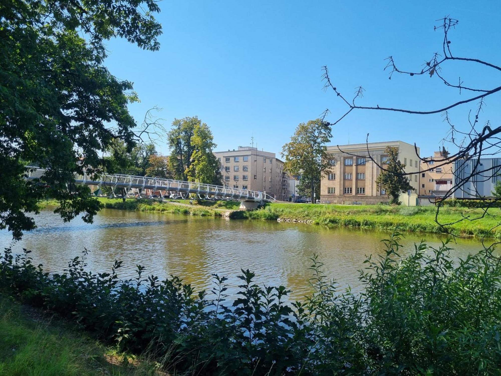 Prostorny Byt V Centru U Reky, 2 Loznice, Balkon Hradec Králové 외부 사진