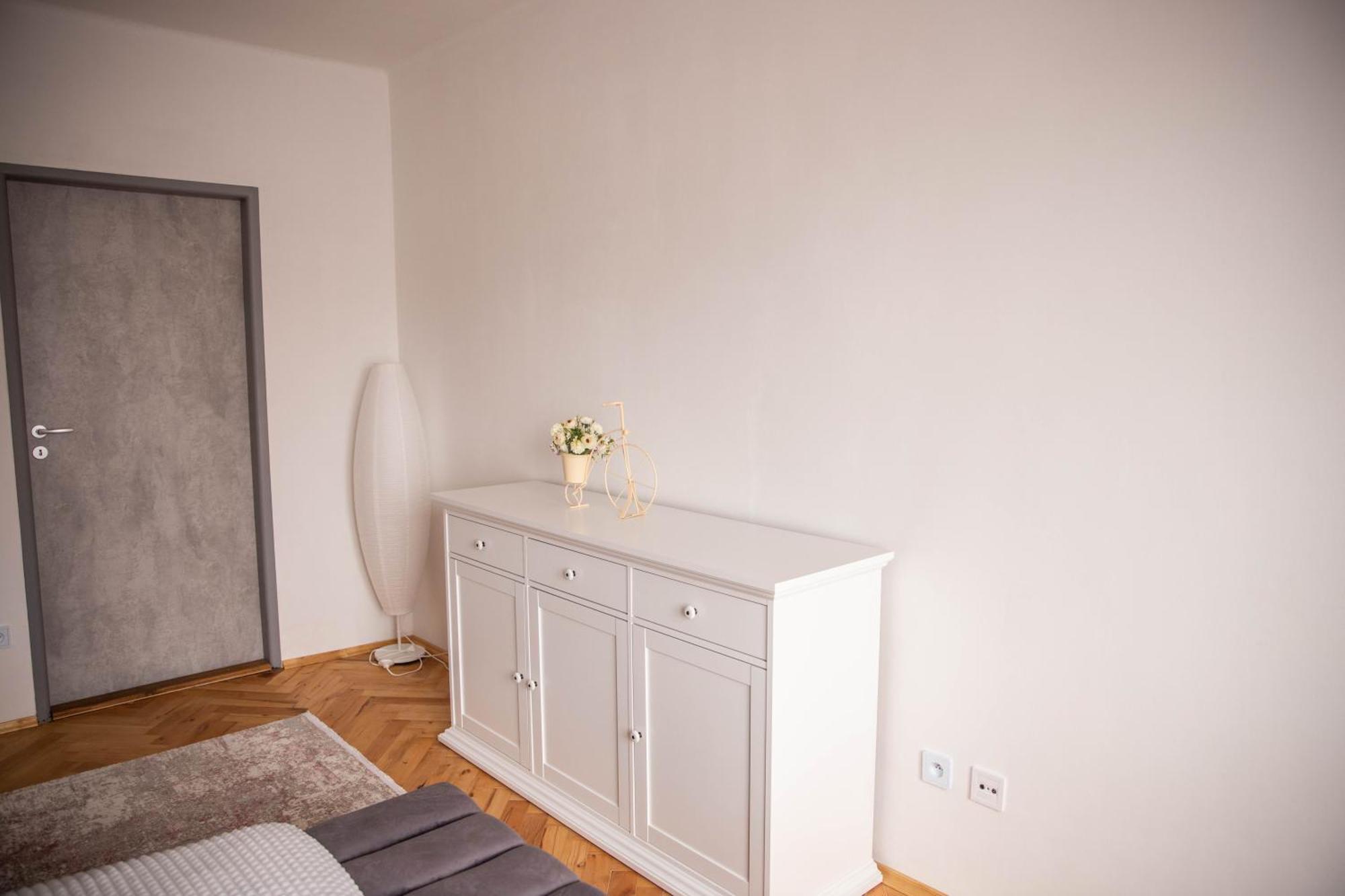 Prostorny Byt V Centru U Reky, 2 Loznice, Balkon Hradec Králové 외부 사진