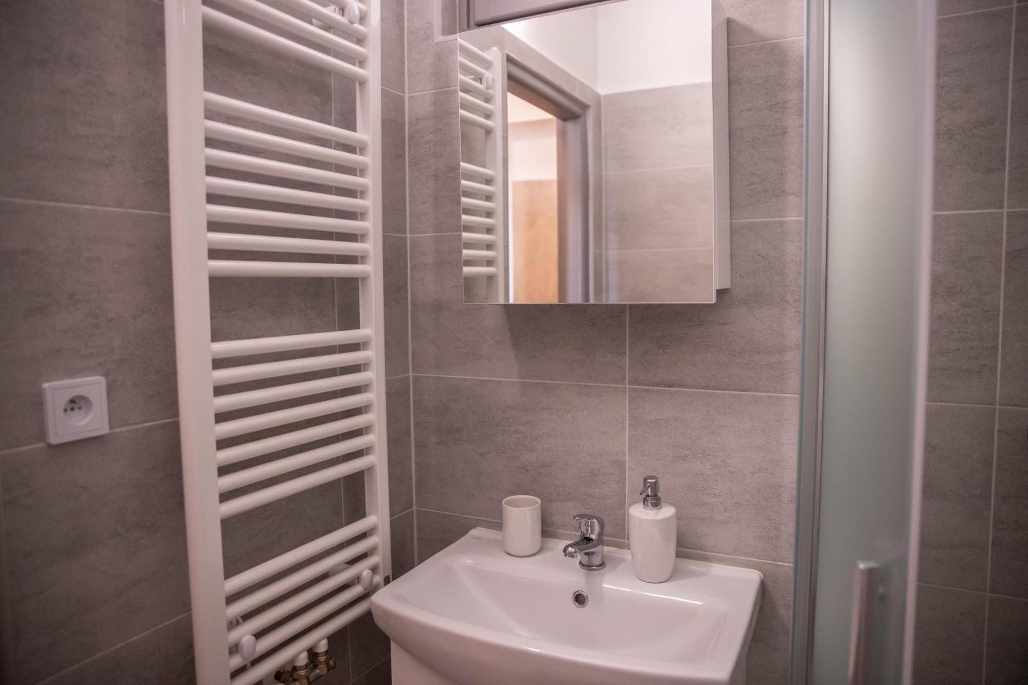 Prostorny Byt V Centru U Reky, 2 Loznice, Balkon Hradec Králové 외부 사진