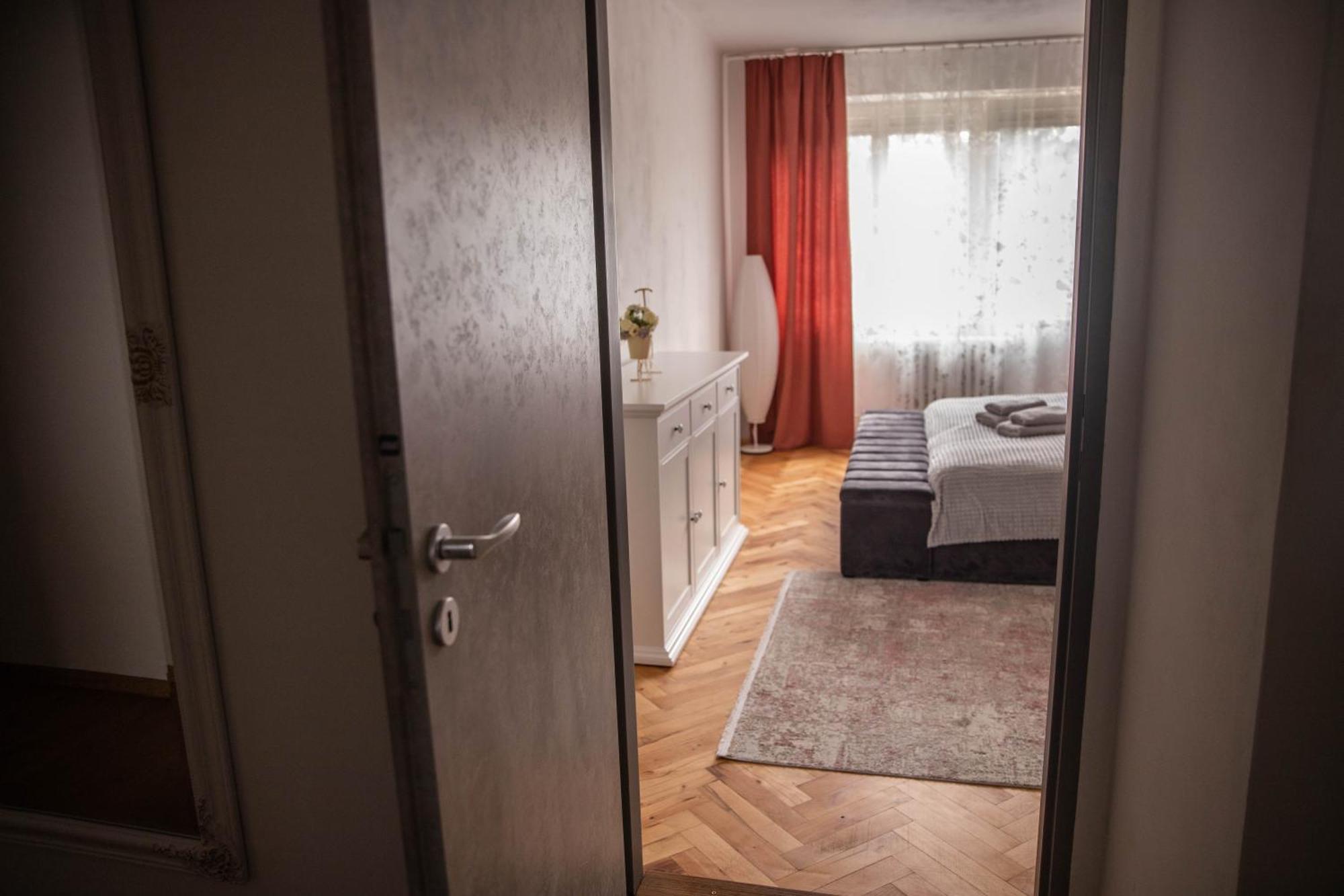 Prostorny Byt V Centru U Reky, 2 Loznice, Balkon Hradec Králové 외부 사진