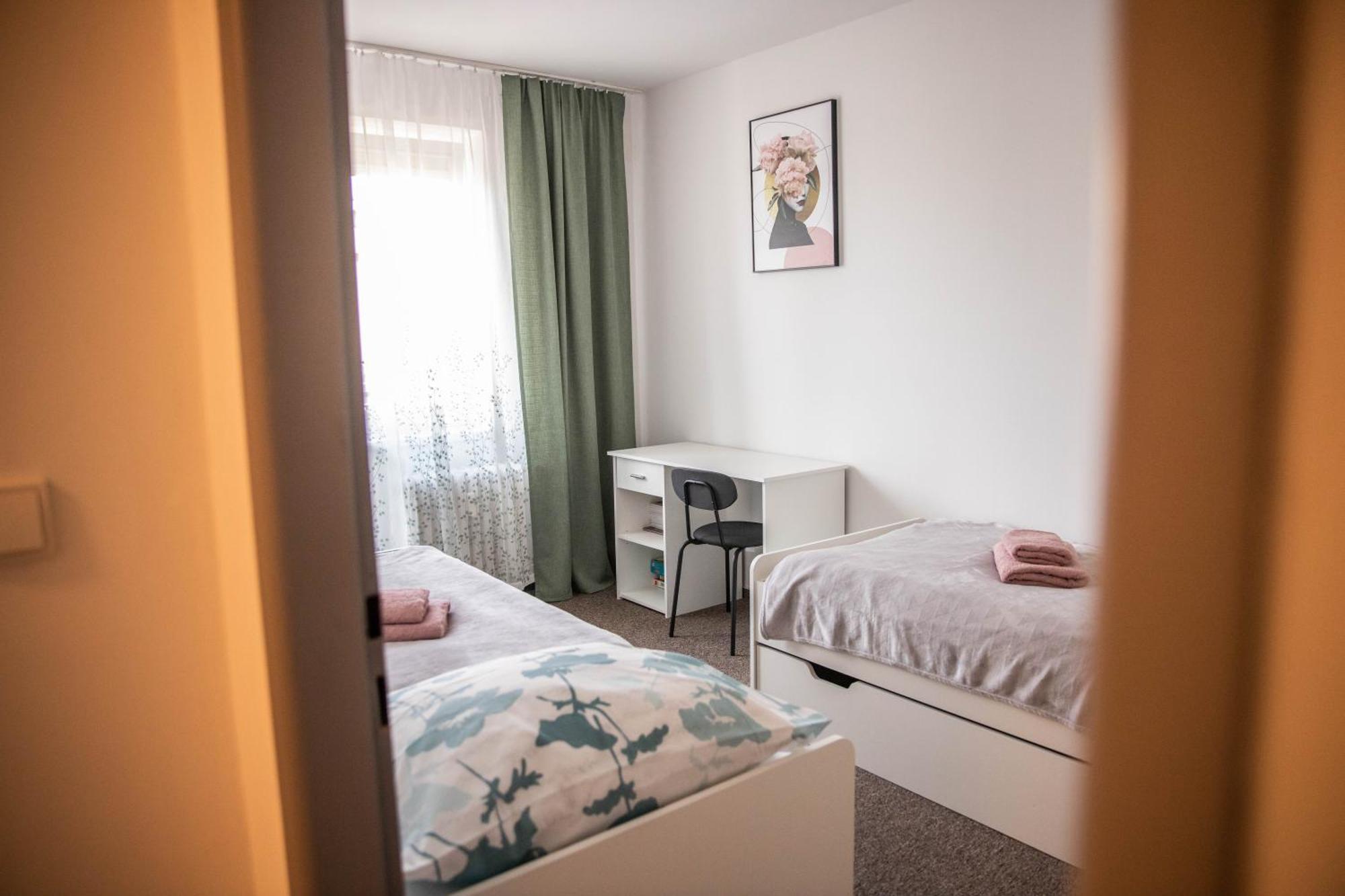 Prostorny Byt V Centru U Reky, 2 Loznice, Balkon Hradec Králové 외부 사진