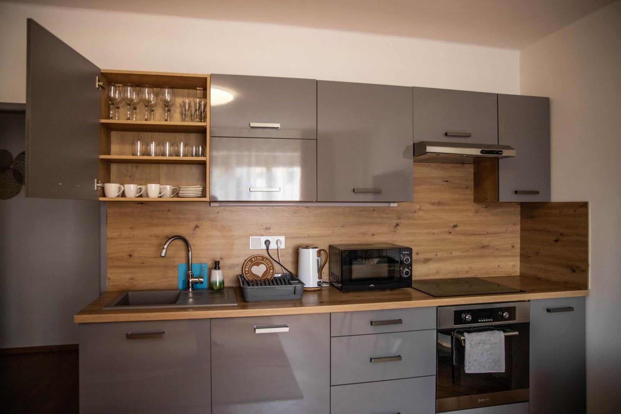 Prostorny Byt V Centru U Reky, 2 Loznice, Balkon Hradec Králové 외부 사진