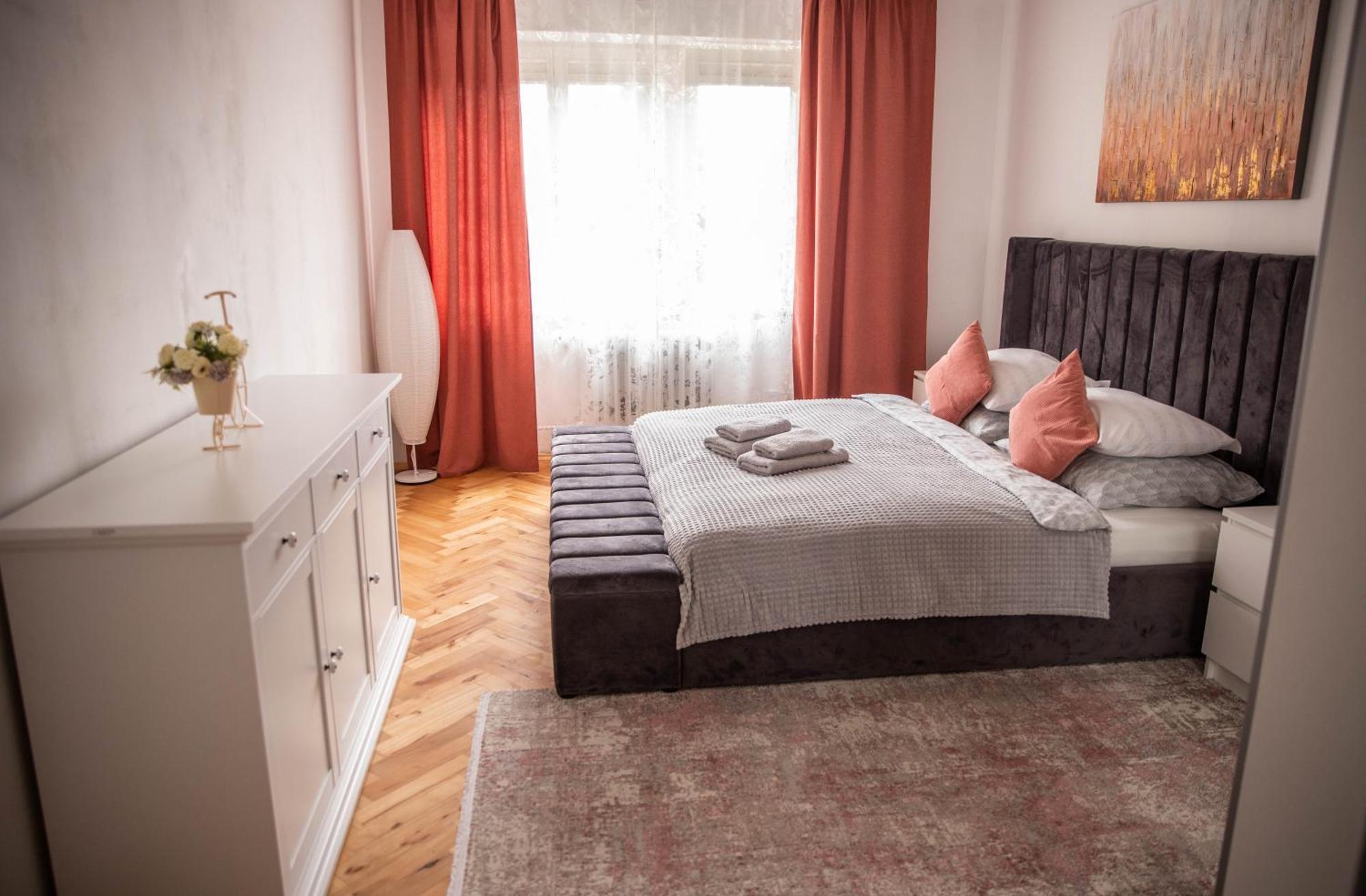 Prostorny Byt V Centru U Reky, 2 Loznice, Balkon Hradec Králové 외부 사진