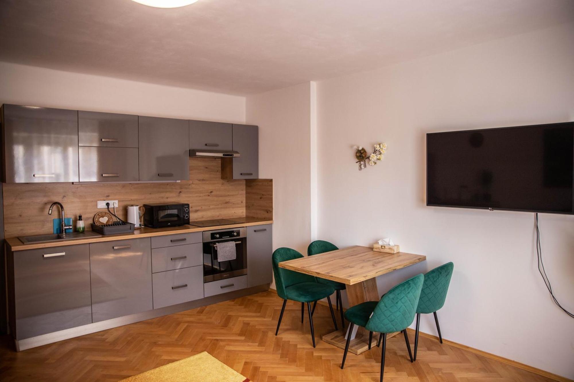 Prostorny Byt V Centru U Reky, 2 Loznice, Balkon Hradec Králové 외부 사진