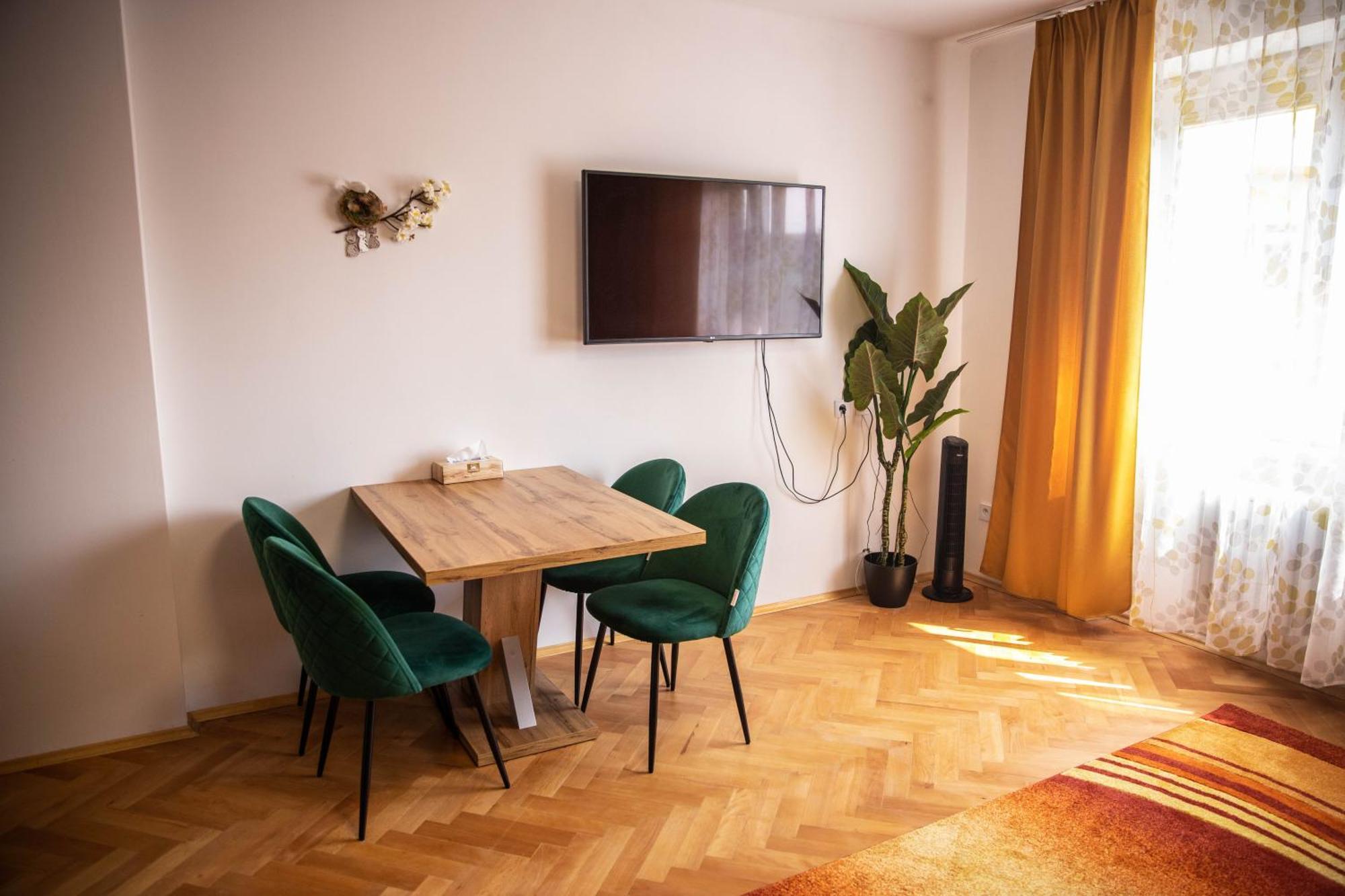 Prostorny Byt V Centru U Reky, 2 Loznice, Balkon Hradec Králové 외부 사진