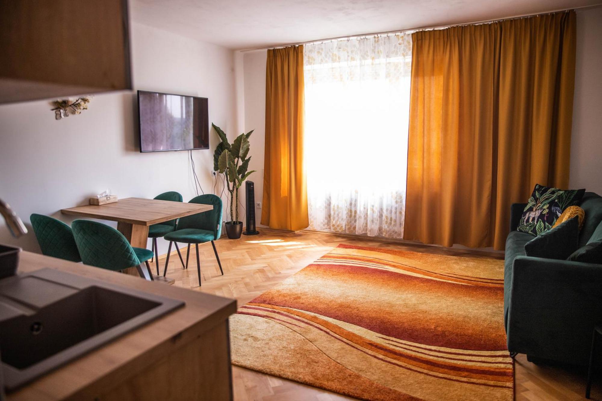 Prostorny Byt V Centru U Reky, 2 Loznice, Balkon Hradec Králové 외부 사진